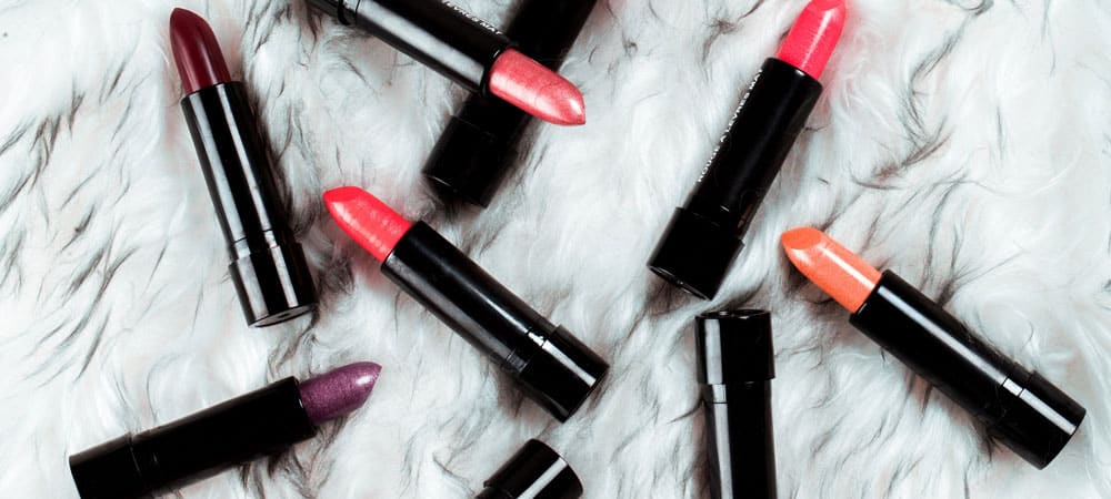 bob综合下载如何在各种皮肤上以各种色调开始自己的唇膏化妆系列。